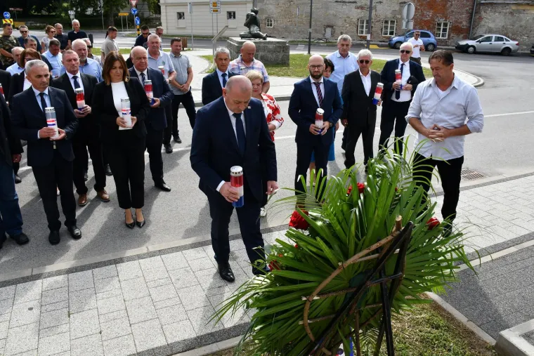 Medved podsjetio kako su hrvatski vojnici dijelili hranu kolonama srpskih izbjeglica: 'Nije ih Hrvatska protjerala'