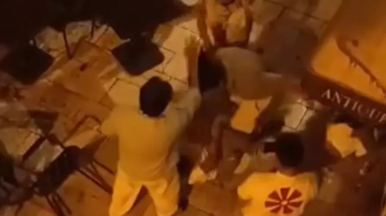 U centru Splita iscipelarili turista: 'Ubijaju tipa i lome restoran!'