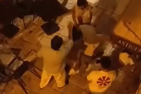 U centru Splita iscipelarili turista: 'Ubijaju tipa i lome restoran!'