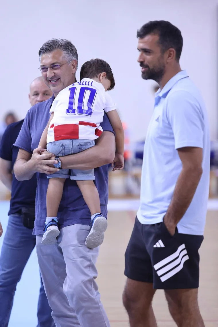 Andrej Plenković sa sinovima gledao košarkašku utakmicu Hrvatska - Ukrajina