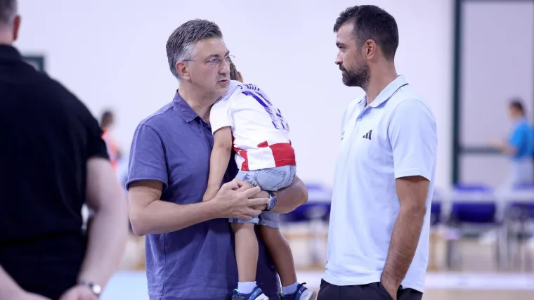 Andrej Plenković sa sinovima gledao košarkašku utakmicu Hrvatska - Ukrajina