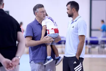 Andrej Plenković sa sinovima gledao košarkašku utakmicu Hrvatska - Ukrajina