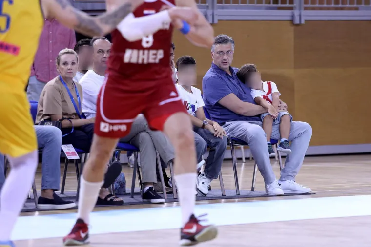 Andrej Plenković sa sinovima gledao košarkašku utakmicu Hrvatska - Ukrajina