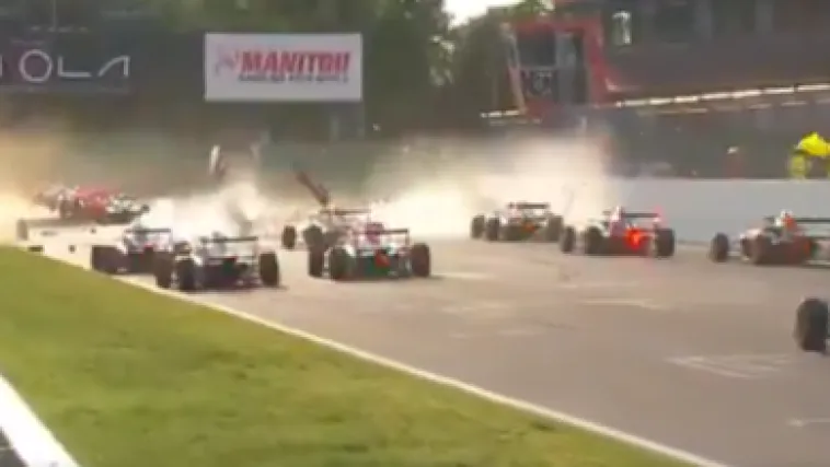 Teška nesreća u Formuli 4: Čak 15 bolida sudjelovalo u sudaru!