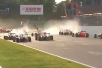 Teška nesreća u Formuli 4: Čak 15 bolida sudjelovalo u sudaru!