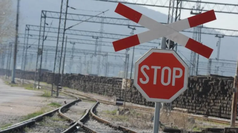 Drama na željezničkom prijelazu: Starica zapela na tračnicama, sekunde je dijelile od sigurne smrti