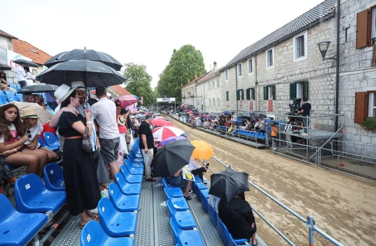 Nad Sinjom olujni oblak od 12 kilometara: Na ulicama nestvarne scene, stvorile se bujice!