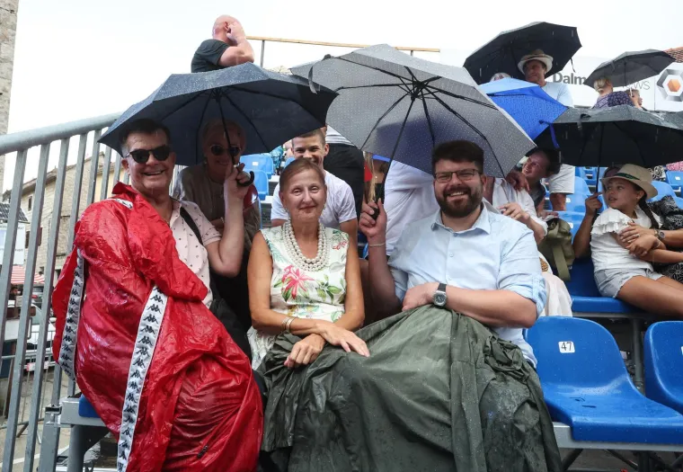 Nad Sinjom olujni oblak od 12 kilometara: Na ulicama nestvarne scene, stvorile se bujice!