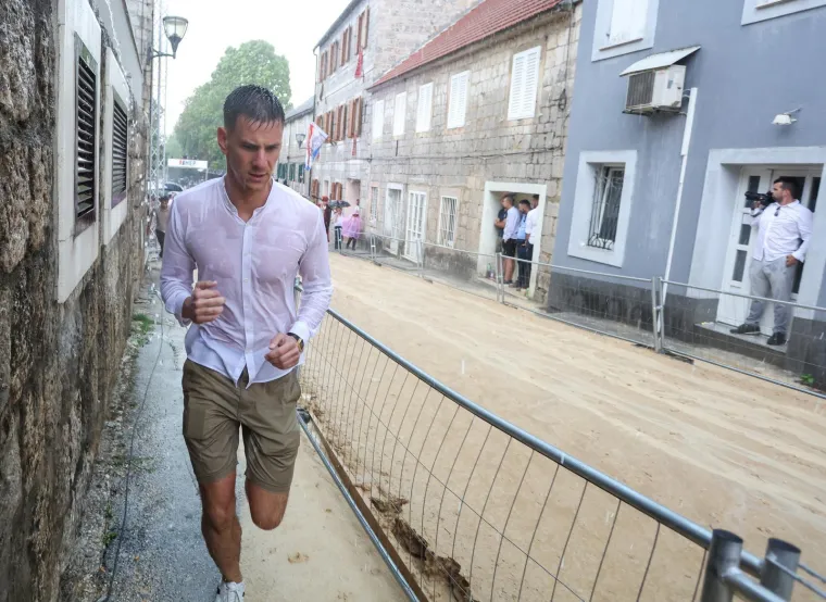 Nad Sinjom olujni oblak od 12 kilometara: Na ulicama nestvarne scene, stvorile se bujice!