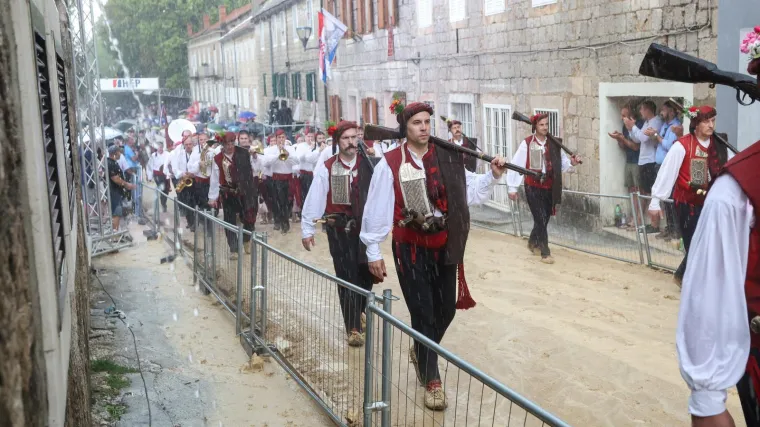 Nad Sinjom olujni oblak od 12 kilometara: Na ulicama nestvarne scene, stvorile se bujice!