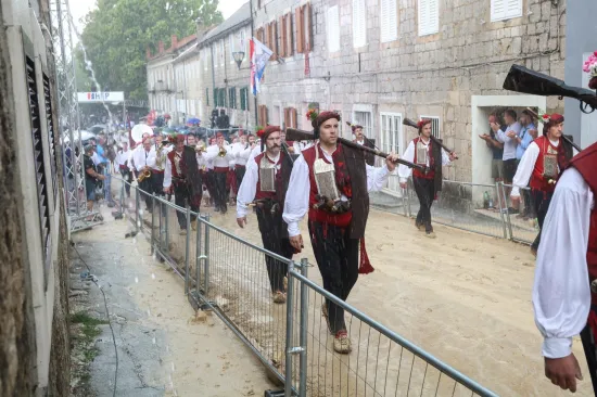 Nad Sinjom olujni oblak od 12 kilometara: Na ulicama nestvarne scene, stvorile se bujice!