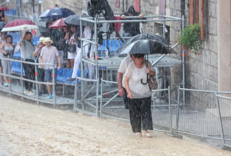 Nad Sinjom olujni oblak od 12 kilometara: Na ulicama nestvarne scene, stvorile se bujice!