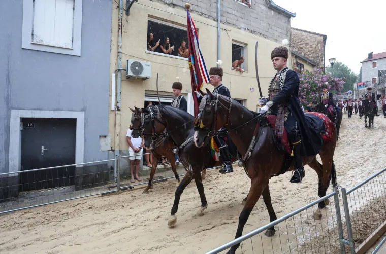 Nad Sinjom olujni oblak od 12 kilometara: Na ulicama nestvarne scene, stvorile se bujice!