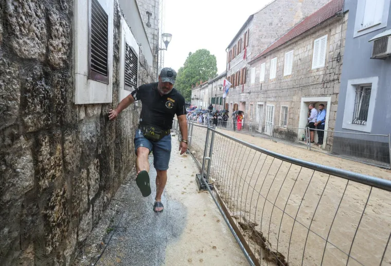 Nad Sinjom olujni oblak od 12 kilometara: Na ulicama nestvarne scene, stvorile se bujice!