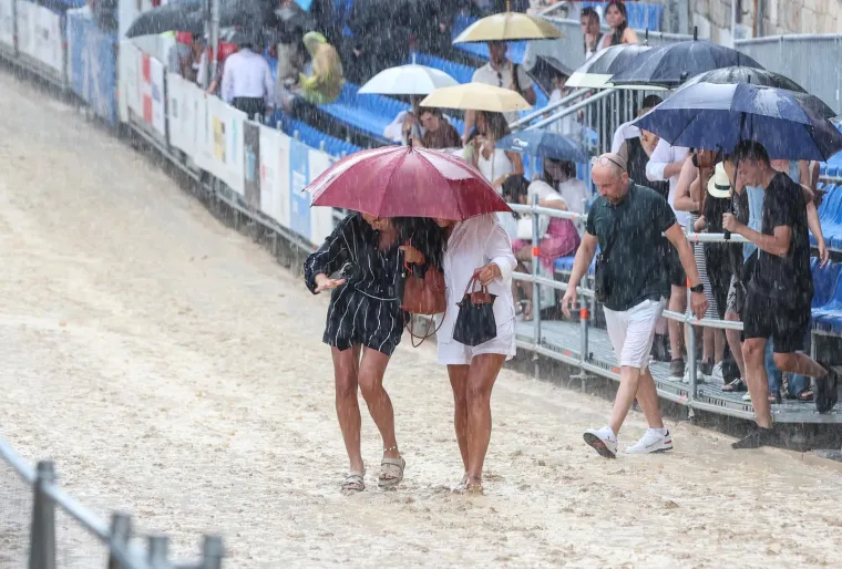 Nad Sinjom olujni oblak od 12 kilometara: Na ulicama nestvarne scene, stvorile se bujice!