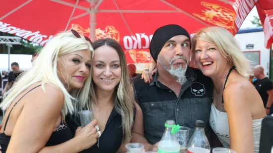 Koža, traper i zavodljivi pogledi: Jesu li tri atraktivne plavuše ukrale show bikerima na moto susretu?