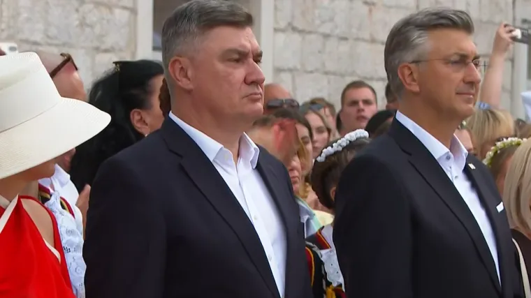 Jedan mrk, drugi neveseo: Političarima je show ipak ukrala dama u crvenom