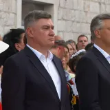 Jedan mrk, drugi neveseo: Političarima je show ipak ukrala dama u crvenom
