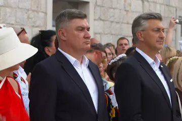 Jedan mrk, drugi neveseo: Političarima je show ipak ukrala dama u crvenom