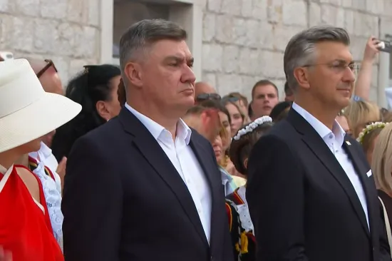 Jedan mrk, drugi neveseo: Političarima je show ipak ukrala dama u crvenom