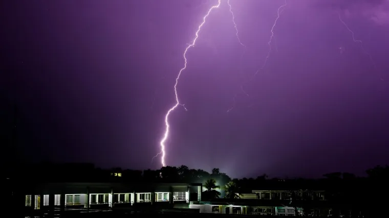 Grom udario u centar terena za vrijeme utakmice: Igrači popadali po travi, jednog reanimirali