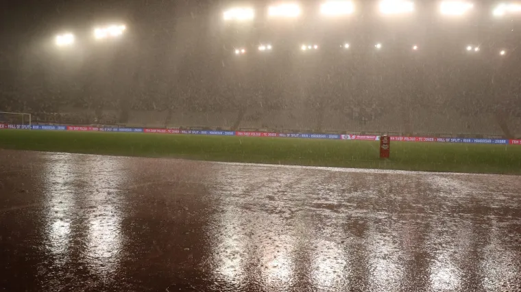 Ludilo na potopljenom Poljudu kakvo se ne pamti! Nestalo struje, palile se baklje i čekali skokovi u vodu