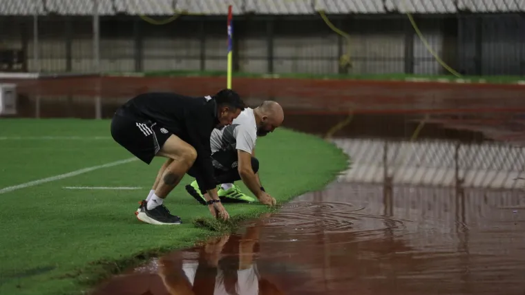 Poljudu je pod hitno potrebna obnova: Ovako su jučer vrijedni radnici 'spasili' utakmicu