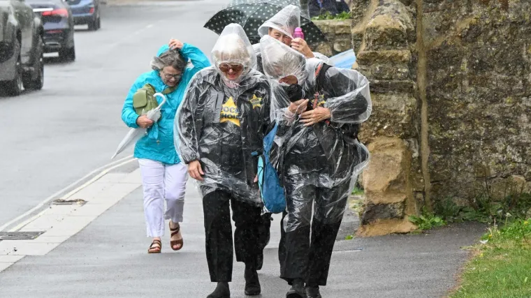 Stiže im žestoka oluja Floris: 'Ne putujte, bit će opasno po život'