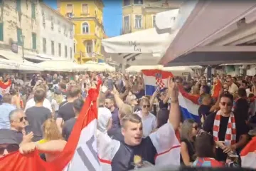 Gužva i vatrena atmosfera u Sinju: Ljudi pjevaju veliki Thompsonov hit