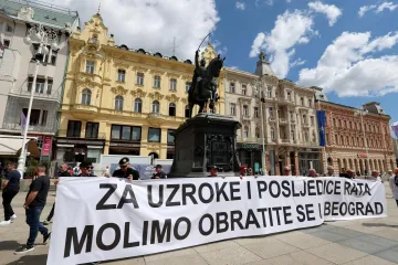 Prolaznik pobjesnio na aktiviste u središtu Zagreba: 'Odite lepo Vučiću!'