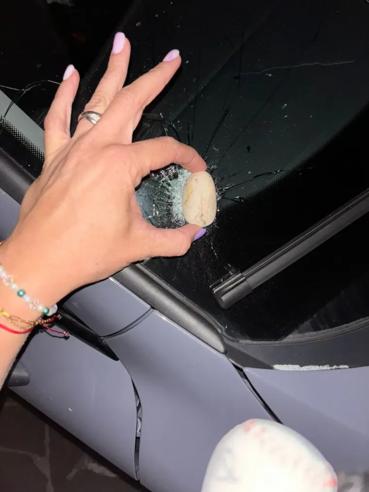 Vozačici u Karlovcu s balkona doletio kamen u staklo! 'Ovo je teški idiotizam'