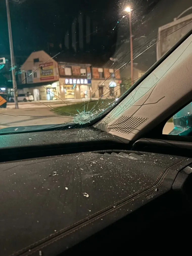 Vozačici u Karlovcu s balkona doletio kamen u staklo! 'Ovo je teški idiotizam'