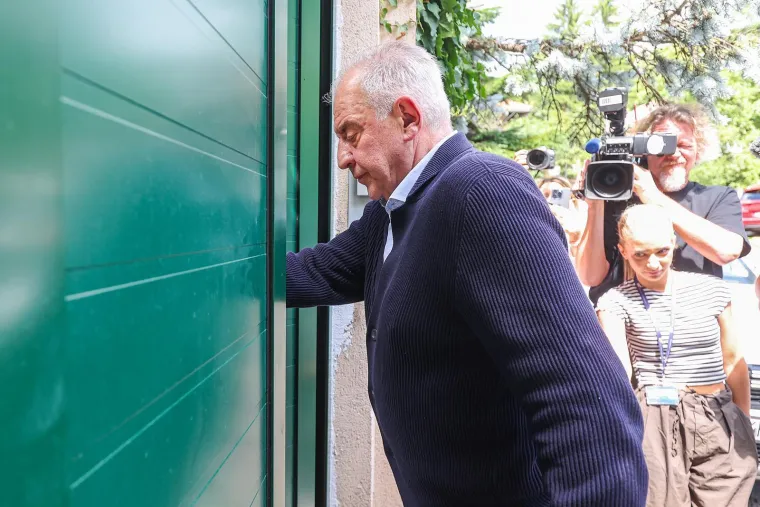 Sanader stigao kući u Kozarčevu. Novinari ga pitali - što je s novcem koji mora vratiti?