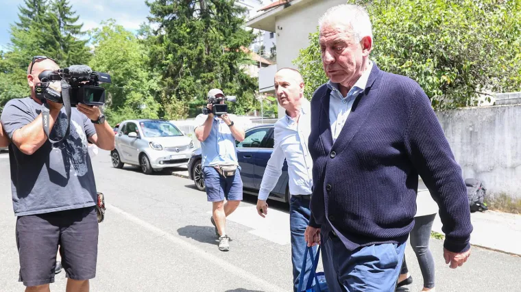 Sanader stigao kući u Kozarčevu. Novinari ga pitali - što je s novcem koji mora vratiti?