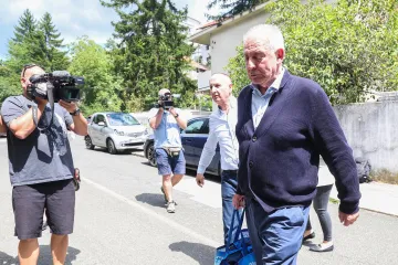 Sanader stigao kući u Kozarčevu. Novinari ga pitali - što je s novcem koji mora vratiti?
