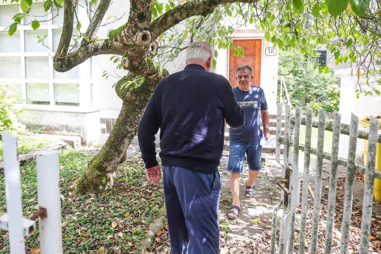 Sanader stigao kući u Kozarčevu. Novinari ga pitali - što je s novcem koji mora vratiti?