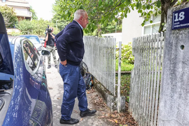 Sanader stigao kući u Kozarčevu. Novinari ga pitali - što je s novcem koji mora vratiti?