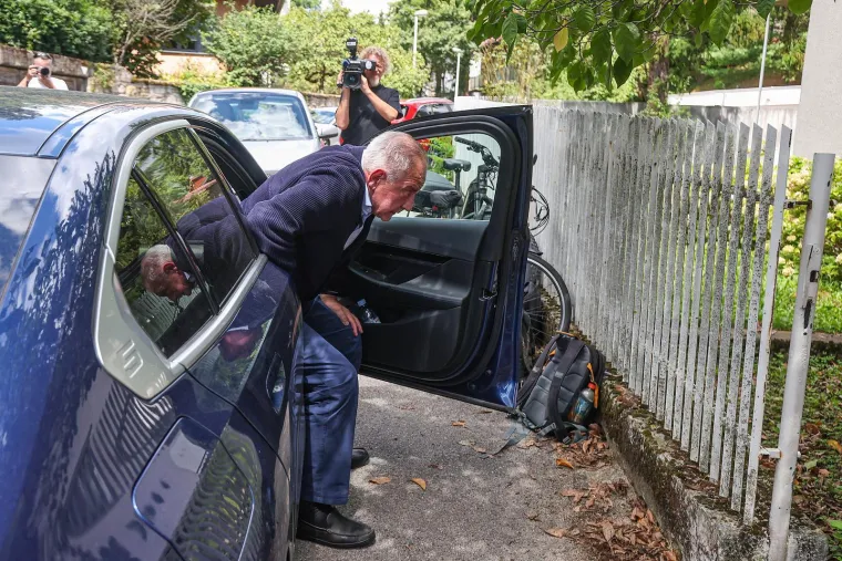 Sanader stigao kući u Kozarčevu. Novinari ga pitali - što je s novcem koji mora vratiti?