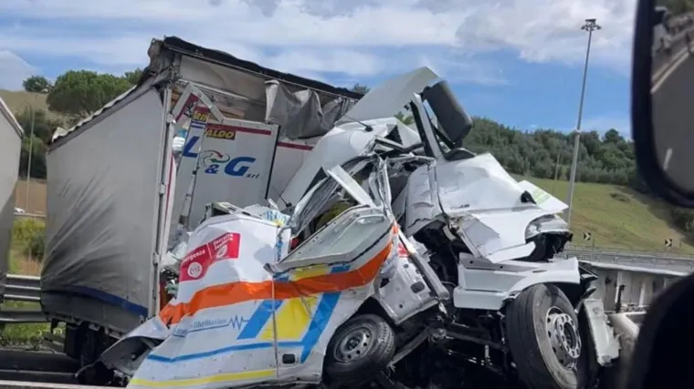 Kamion potpuno smrskan, troje umrlo u vozilu hitne: Cure detalji horora na autocesti