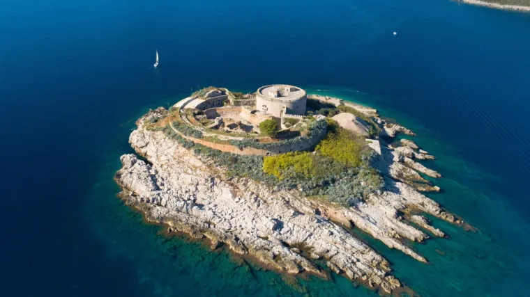 Obnova izazvala žustre rasprave: Jadranski otok spoj je mračne prošlosti i luksuzne sadašnjosti