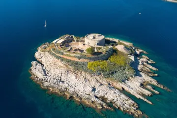 Obnova izazvala žustre rasprave: Jadranski otok spoj je mračne prošlosti i luksuzne sadašnjosti