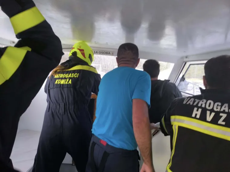 Nevrijeme napravilo kaos oko Visa, vatrogasci objavili brutalnu snimku - spasili 16 ljudi!