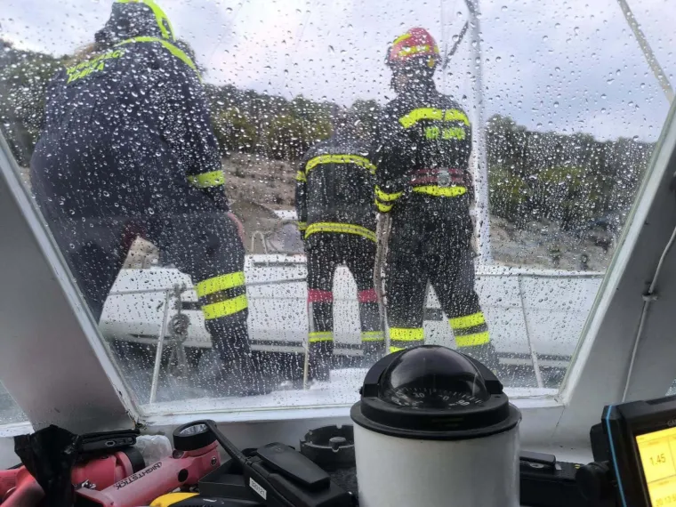 Nevrijeme napravilo kaos oko Visa, vatrogasci objavili brutalnu snimku - spasili 16 ljudi!