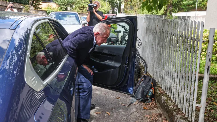 Jeste li primijetili što je Sanader prvo napravio kad je izašao iz automobila?