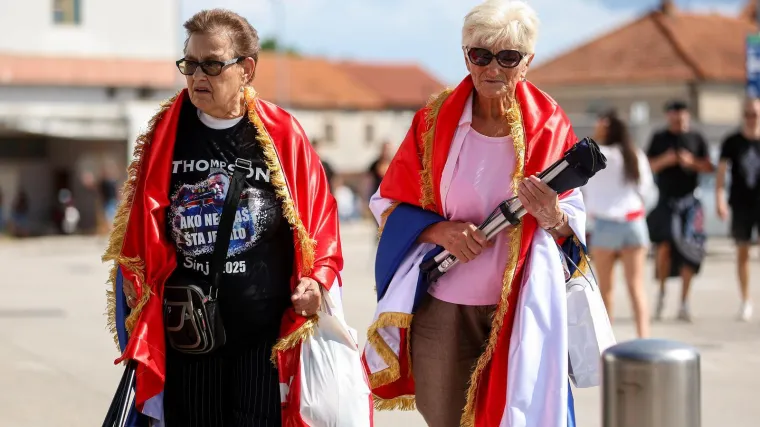 Neće njima gužve ništa, ostali nek kukaju da ih bole noge: Evo što su gospođe ponijele na koncert