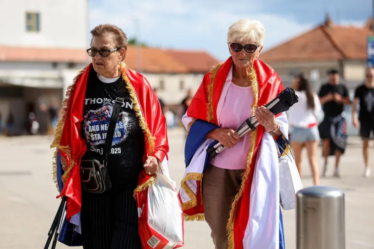 Neće njima gužve ništa, ostali nek kukaju da ih bole noge: Evo što su gospođe ponijele na koncert