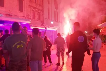 Uz bengalke i pjesmu, feštalo se sinoć i po sinjskim ulicama: Prolom oblaka i odgođena Alka nisu omeli veselje