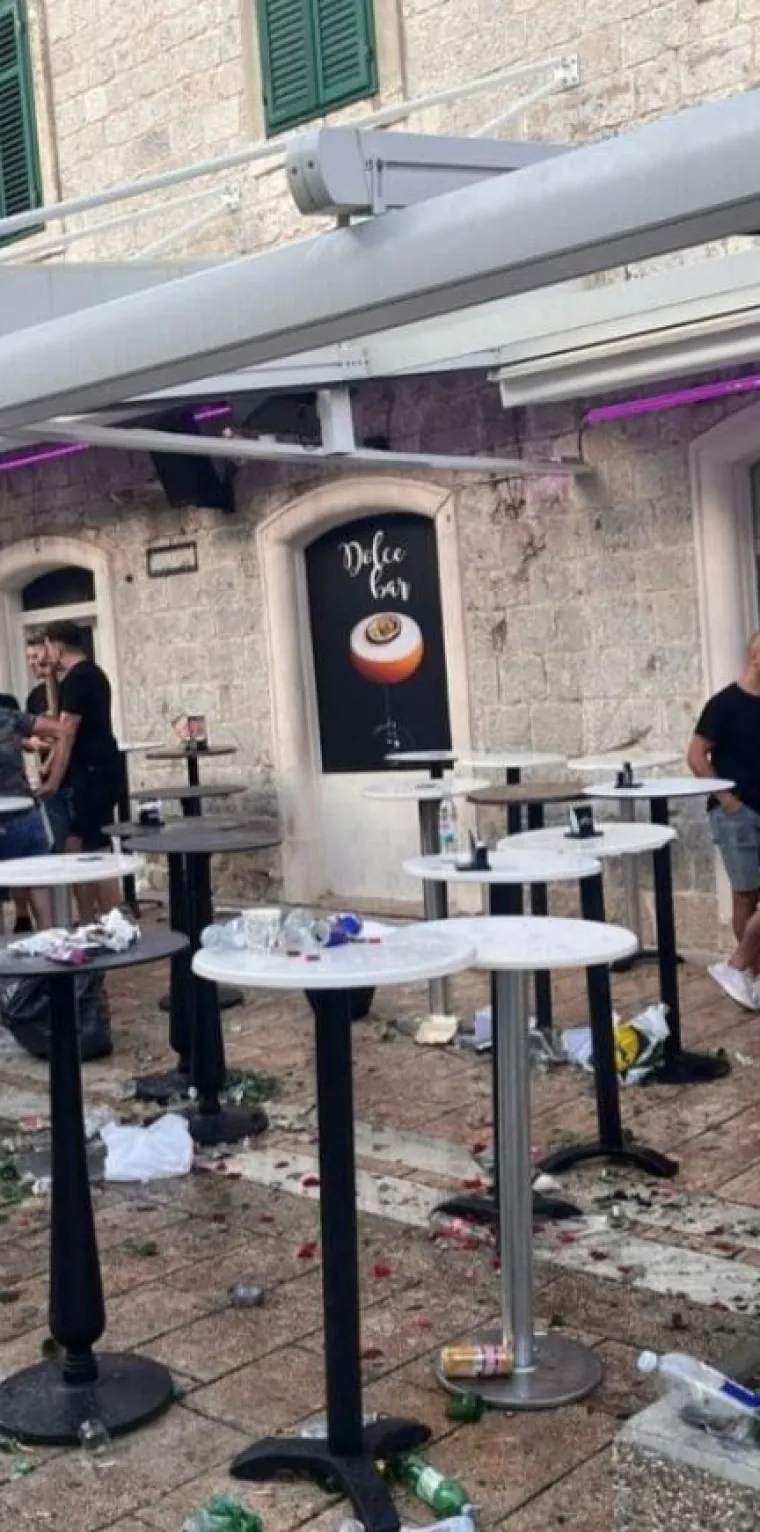 Centar Sinja prekriven smećem: Nakon zagrijavanja pred koncert, posjetitelji iza sebe ostavili nered