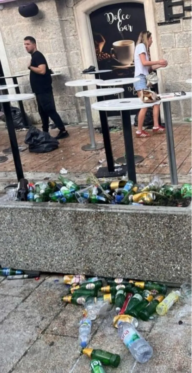 Centar Sinja prekriven smećem: Nakon zagrijavanja pred koncert, posjetitelji iza sebe ostavili nered