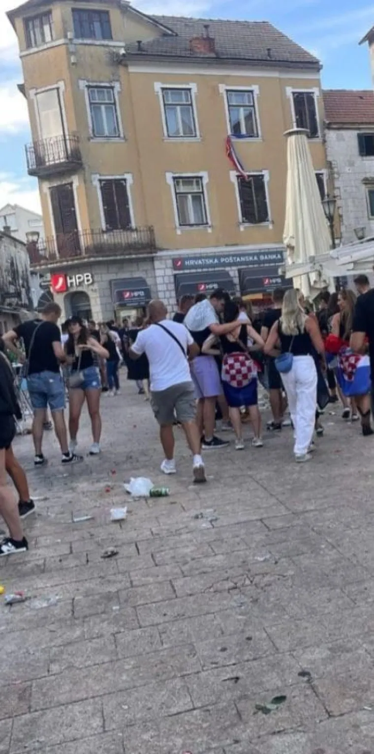 Centar Sinja prekriven smećem: Nakon zagrijavanja pred koncert, posjetitelji iza sebe ostavili nered